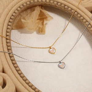 Colliers élégants avec pendentifs en forme de cœur en or et argent avec effet pierre de lune