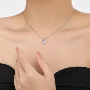 Élégant collier cœur en argent avec pendentif pierre de lune irisée sur un mannequin