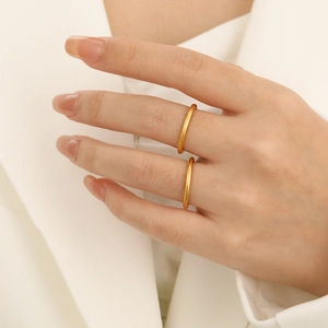 Minimalistische 2mm mat gouden gezandstraalde titanium stalen ring op de handen van model