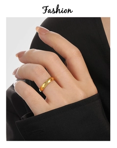 Nahaufnahme eines goldenen geometrischen Titanrings an der Hand im schwarzen Anzug