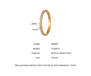 Nahaufnahme von 0,2cm Titanstahl Goldring mit eingelegten weißen Zirkonia Steinen