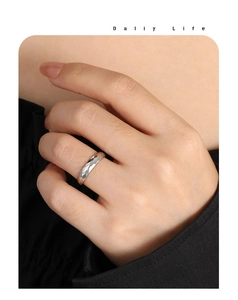 Detailaufnahme eines silbernen Titanrings mit facettiertem geometrischem Rautenmuster