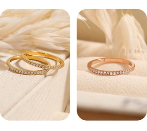 Detail von luxuriösen Gold- und Roségoldringen aus Titan mit feiner Zirkonia-Mikropavé-Fassung