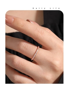 Makroaufnahme: Minimalistischer Ring aus Roségold mit Zirkon-Steinen besetzt