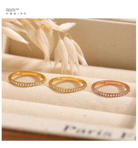Detailaufnahme eleganter goldener und roségoldener Stapelringe mit weißen Zirkonia-Steinen