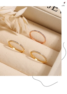 Drei Eternity-Ringe mit Zirkonia-Mikropavé in einer eleganten Schmuckschachtel