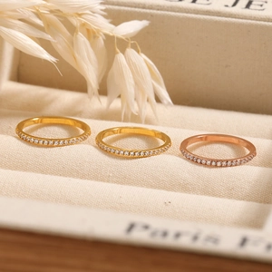 Drei minimalistische Titanstahlringe mit Zirkonia-Steinen in Gold und Roségold-Farben