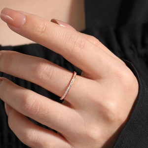 Eleganter roségoldener Ewigkeitsring mit Zirkonia-Steinen für einen luxuriösen Minimal-Look