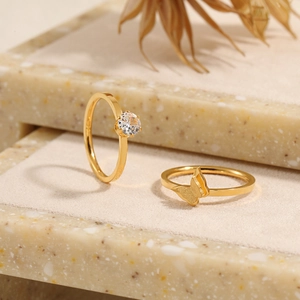 Conjunto de anillos de acero de titanio dorado con diseño de mariposa y circonita brillante