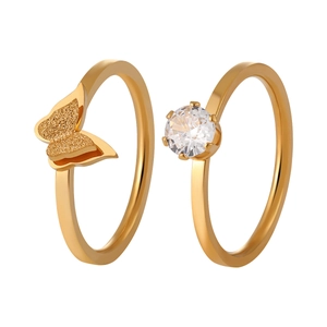 Anillo de mariposa doble en acero de titanio dorado con piedra de circonita brillante