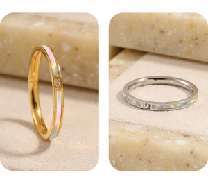 Detail van minimalistische titanium ring met parelmoer inleg en een kleine zirkoon