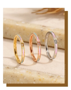Macro detail van driekleurige titanium ringen met schelp emaille inlay en kleine zirkoon