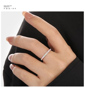 Close-up van titaniumstalen ring met parelmoer inleg en kleine diamant aan de vinger