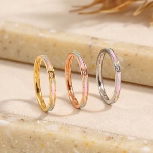 Drie minimalistische titaniumstalen ringen met parelmoer inleg en een kleine edelsteen