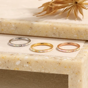 Set van drie minimalistische stalen ringen in goud, zilver en roségoud met parelmoer inleg