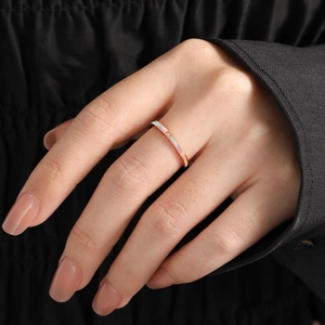 Elegante roségouden ring met parelmoer inleg en enkele diamant voor dames