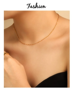 Detailopname van een sprankelende vergulde titanium stalen gedraaide ketting op een model