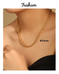 Detailansicht einer 5mm goldenen Kordelkette aus Titanstahl an einem Modemodell