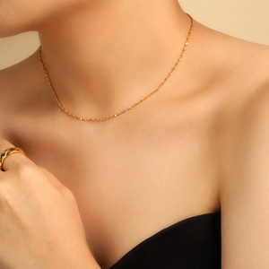 Minimalistische vergulde titanium stalen sterrenketting voor dames op een model