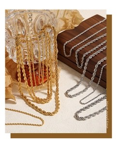 Detail von Gold- und Silber-Kordelketten in verschiedenen Stärken und Längen
