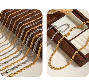Detail einer gedrehten Kordelkette in Gold und Silber mit sicherem Karabinerverschluss