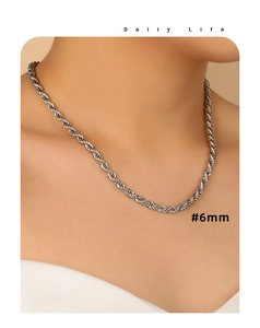 Nahaufnahme einer 6mm silbernen Kordelkette aus hochwertigem Titanstahl für Damen