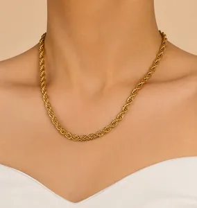 Detailansicht einer 6mm vergoldeten Kordelkette aus Edelstahl für Damen am Hals