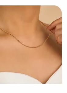 Nahaufnahme der 2mm Gold-Titan-Kordelkette mit feiner gedrehter Metallstruktur