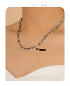 Detailansicht einer 4mm silbernen Seilkette mit poliertem Metallfinish am Halsmodell