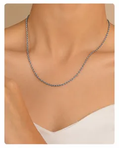 Nahaufnahme der 2mm silbernen Twist-Seilkette für Damen am Hals getragen