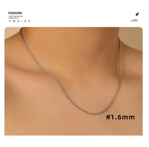 Detailaufnahme der 1,6 mm silbernen gedrehten Halskette mit hochwertiger Metallstruktur