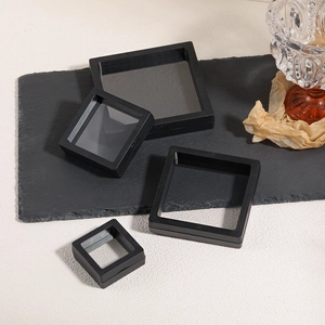 Set de cuatro cajas de exhibición flotantes de película PE negra para joyas y protección