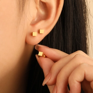 Minimalistische gouden kubusvormige oorknopjes met schroefsluiting voor oorpiercings
