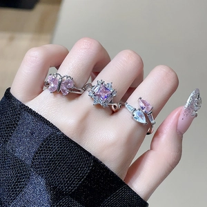 Ring-Set mit rosa Zirkonia-Schmetterling in Silberoptik elegant an der Hand präsentiert