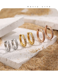 Trois paires de créoles serties de cristaux en argent, or et or rose sur pierres blanches