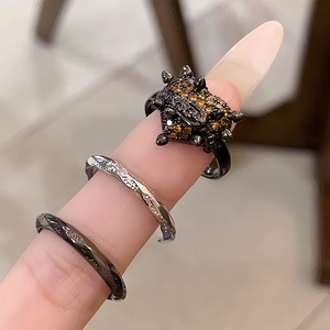 Ensemble de trois bagues empilables avec tête d'animal et strass pavés en métal noir