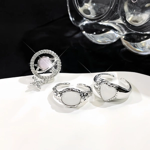 Detailansicht silberner Ringe mit Zirkon-Saturn, Sternmotiven und Mondstein-Herzen