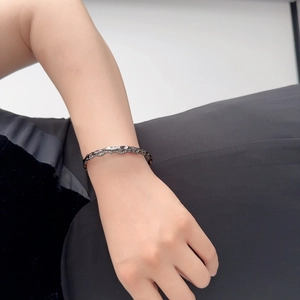 Bracciale minimalista in metallo con trama a onde irregolari e finitura canna di fucile