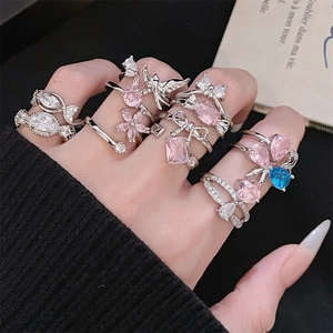 Elegante silberne Stapelringe mit rosa Zirkonia-Schmetterlings- und Blumendesigns