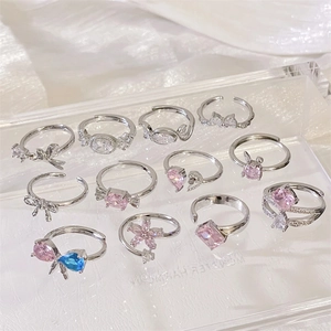 Elegante silberne Ringe mit rosa Schmetterlings-, Blumen-Zirkonen und Herzanhängern