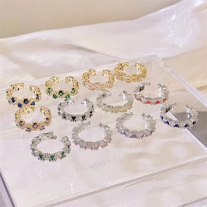 Ear cuff a forma di C con zirconi colorati su seta bianca e supporto in acrilico
