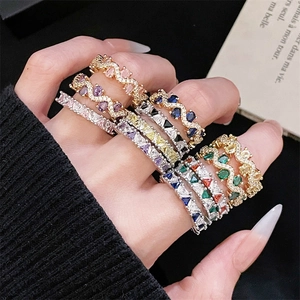 Eleganti anelli impilabili con zirconi colorati dai design ondulati e dritti in oro e argento