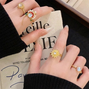 Set de anillos dorados vintage con motivos de sol, perlas y piedras de luna para mujer