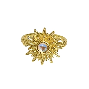 Anillo vintage dorado con diseño de sol y ópalo central con banda de textura rugosa