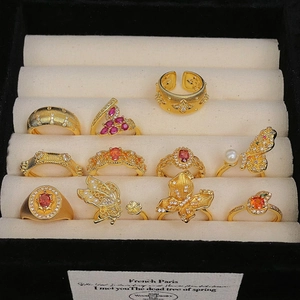 Vintage goudkleurige ringenset met zirkonia en vlinderontwerpen in een sieradendoosje
