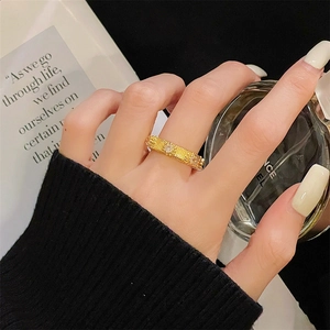 Detailopname van een vintage gouden ring met verticale textuur en zirkoon-inleg