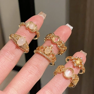 Vintage Goldring-Set mit Mondstein-Imitaten und Zirkonia, 6er-Set an den Fingern