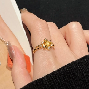 Vintage Opal-Ring mit goldenem Seilband und Zirkonia am Finger eines Models