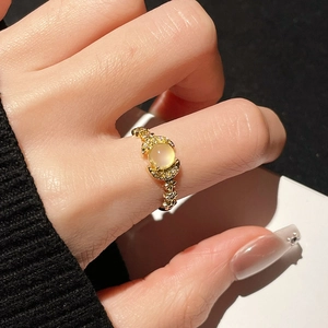 Detailansicht eines Vintage Goldrings mit Mondstein und Zirkon-Mond-Stern-Akzenten