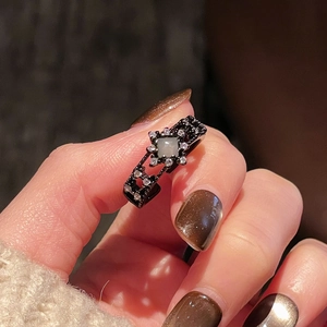 Offener Raven Ring im Gothic-Stil mit schwarzem Metall und quadratischem Zirkon